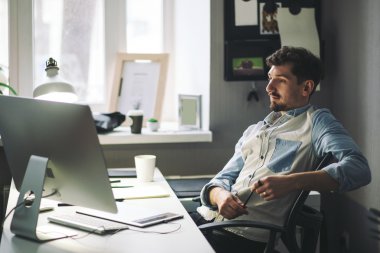 Ofiste çalışan yakışıklı iş adamı.