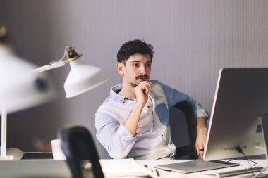 Ofiste çalışan yakışıklı iş adamı.