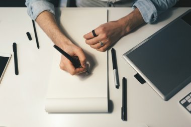 Tasarımcı ofis iş başında