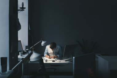 Tasarımcı ofis iş başında