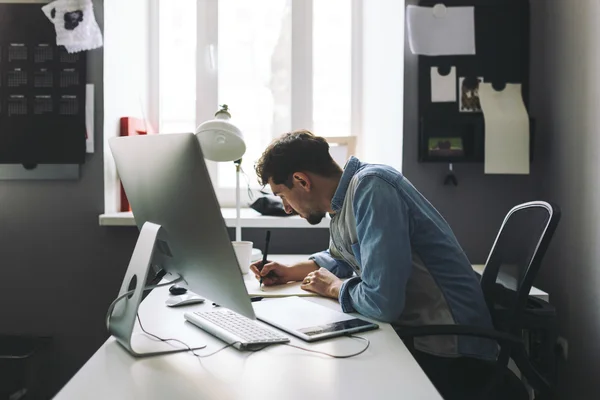 Jonge grafisch ontwerper werken in office — Stockfoto