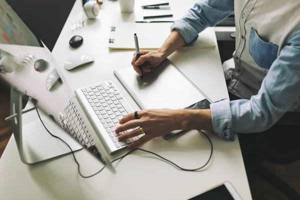 Junge Grafikdesignerin im Büro — Stockfoto