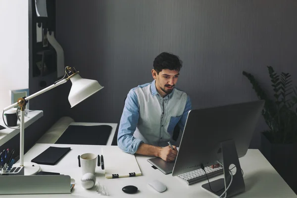 Jonge grafisch ontwerper werken in office — Stockfoto