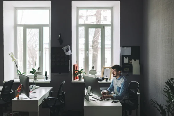 Unga formgivare som arbetar på kontor — Stockfoto