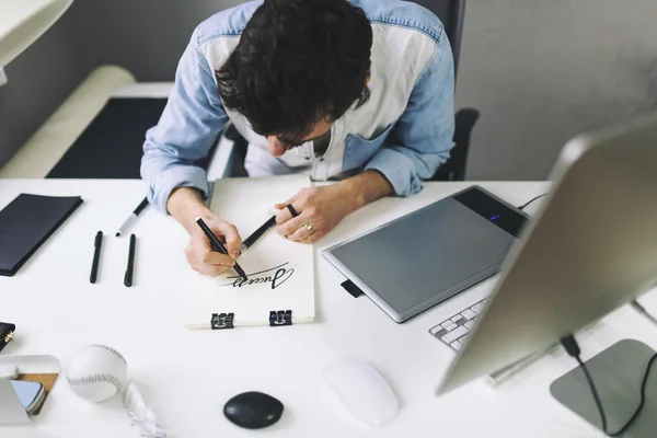 Ontwerper aan het werk in office — Stockfoto