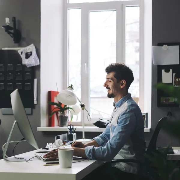 Hombre de negocios guapo trabajando en la oficina — Foto de Stock