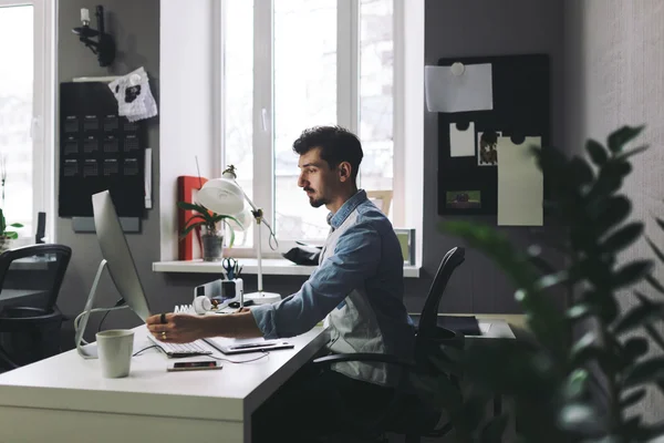 Schöner Geschäftsmann arbeitet im Büro — Stockfoto