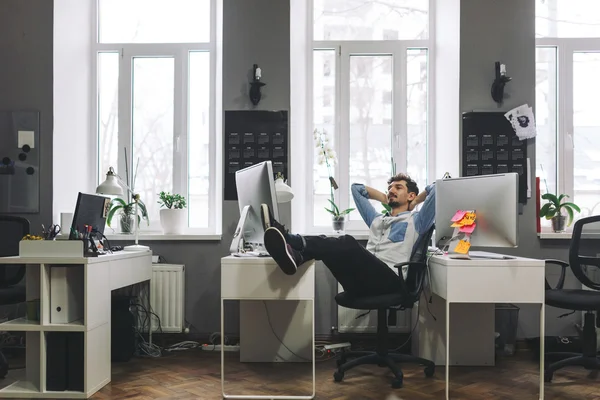 Schöner Geschäftsmann arbeitet im Büro — Stockfoto