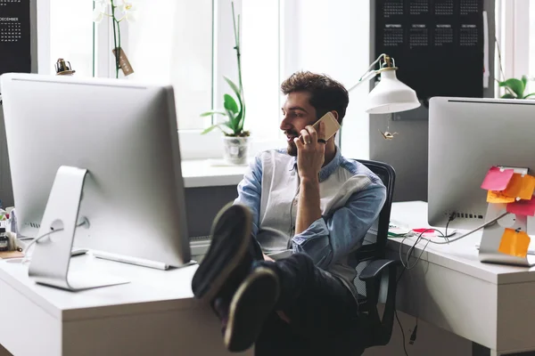 Knappe zakenman, werkzaam in kantoor gebruik mobiele telefoon — Stockfoto