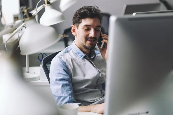 Knappe zakenman, werkzaam in kantoor gebruik mobiele telefoon — Stockfoto