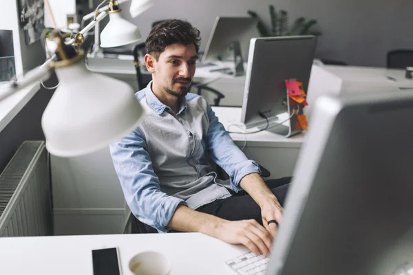 Schöner Geschäftsmann arbeitet im Büro — Stockfoto