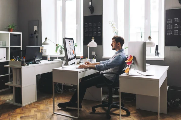 Schöner Geschäftsmann arbeitet im Büro — Stockfoto