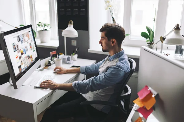 Bello uomo d'affari che lavora in ufficio — Foto Stock