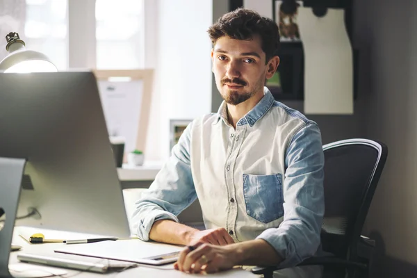 Schöner Geschäftsmann arbeitet im Büro — Stockfoto