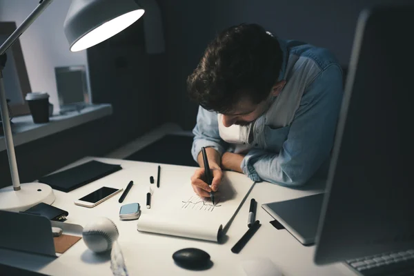 Ontwerper aan het werk in office — Stockfoto