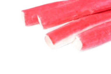 Beyaz arkaplanda izole edilmiş yengeç çubukları 