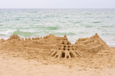 Grand Kumdan kale boş bir plaj üzerinde.