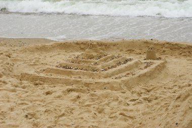 Grand Kumdan kale boş bir plaj üzerinde.