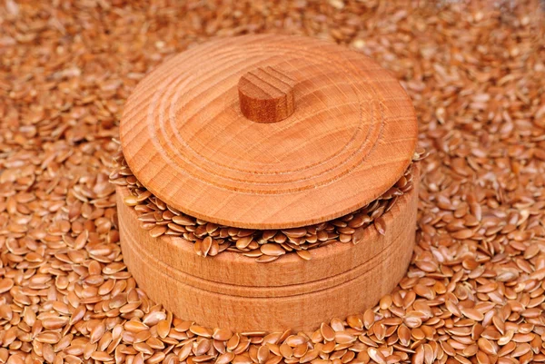 I semi di lino in una ciotola di legno da vicino — Foto Stock