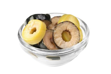 Mix üzerinde beyaz arka plan üzerinde izole kase dilimlenmiş yeşil ve Siyah Zeytin 