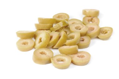 Beyaz arka plan üzerinde izole dilimlenmiş yeşil zeytin 