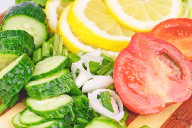 soğan, domates, salatalık ve limon