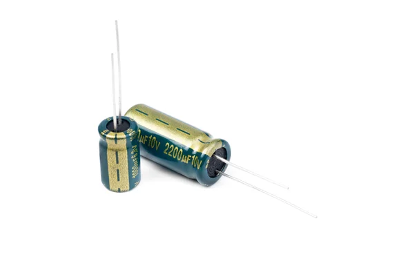 Yeşil beyaz izole iki elektrolitik kondansatör — Stok fotoğraf