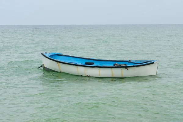 Livbåt med paddel. gamla träbåt — Stockfoto