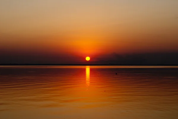 Sonnenuntergang über der Mündung des Dnjestr, im Juli 2015, Odessa Region, Ukraine. — Stockfoto