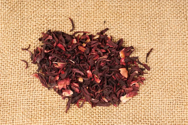 Hibiscus çay makro kuru çiçek çul arka plan üzerinde — Stok fotoğraf