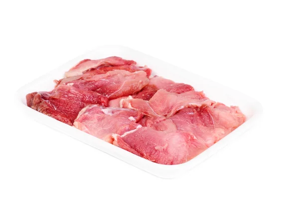 Πλαστική συσκευασία των φέτες νωπό κρέας που απομονώνονται σε λευκό φόντο — Φωτογραφία Αρχείου