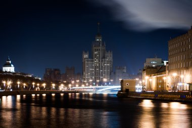 Nehir başka bir taraftan yükseltide veya gökdelen Kotelnicheskaya dolgu üzerinde gece görüntülemek