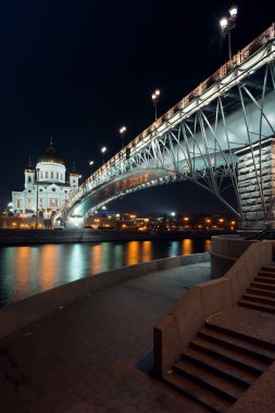 İsa Katedrali başka bir dolgu nehirden tarafındaki kurtarıcı gece görünümü