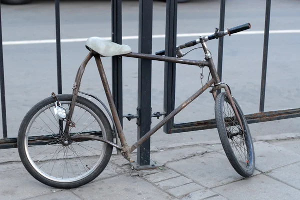 Dziwny ręcznie modding niestandardowe rower na ulicy Moskwy zamki do ogrodzenia — Zdjęcie stockowe