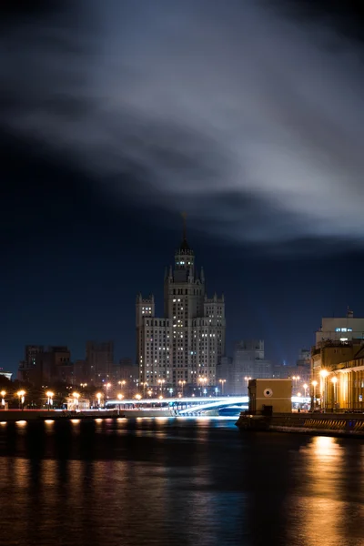Nézd a másik oldalon a folyó a domb vagy Kotelnicheskaya töltésén felhőkarcoló az éjszakában — Stock Fotó