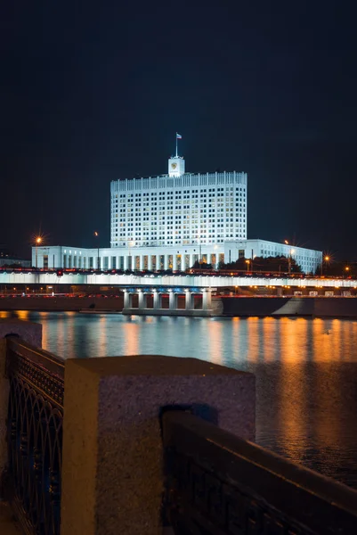 Gece hükümet binası ya da başka bir river'ın yan Dolgu Beyaz Saray'dan görüntüleyin — Stok fotoğraf