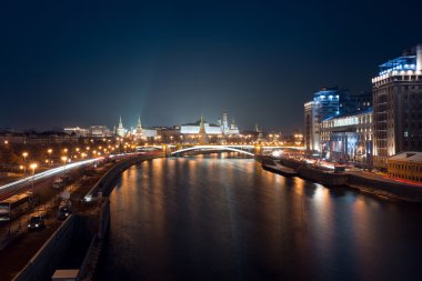 Gece görünümü Moskova Kremlin kuleleri, Moskova Nehri, köprü, hükümet binaları ve Ivan büyük çan kulesi