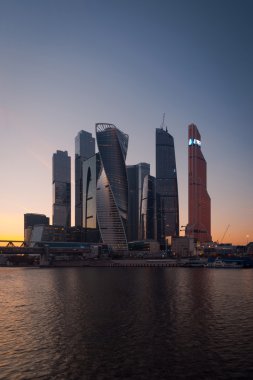 Dolgu nehirde başka bir taraftan günbatımında uluslararası Moscow City iş merkezi görüntülemek