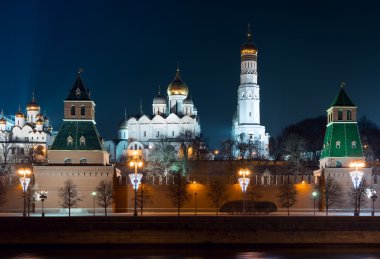 Nehir, Moskova Kremlin'in duvar ve Ivan çıkabilir büyük çan kulesi karmaşık nehir başka bir taraftan gece görüntülemek