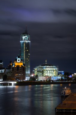 Müzik Evi ve Swissotel Krasnye Holmy Moskova Nehri setin yükseltide için gece görüntüleyin