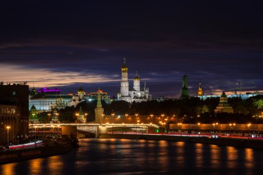 Nehir çıkabilir, duvarları Moskova Kremlin ve büyük çan kulesi nehir başka bir taraftan günbatımında Ivan görüntülemek