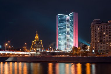 Novoarbatsky Bridge ile Moskova hükümetinin binada gece için başka bir nehir kenarından görüntüleyin