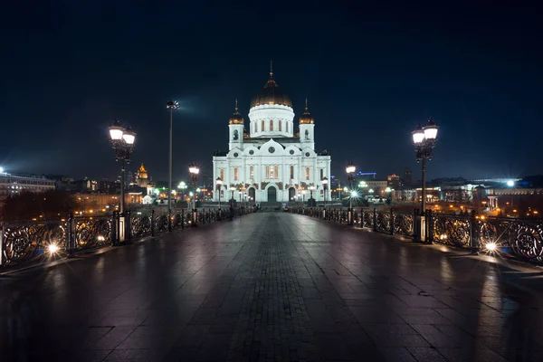 Ночной вид на собор Христа Спасителя с Патриаршего моста — стоковое фото