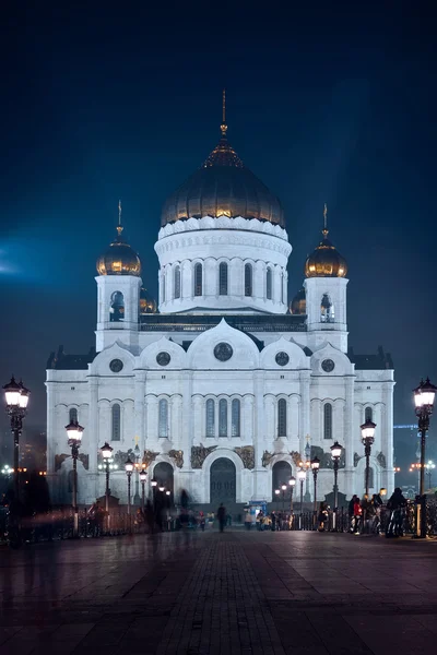 Vista noturna sobre a Catedral de Cristo Salvador da ponte patriarcal — Fotografia de Stock