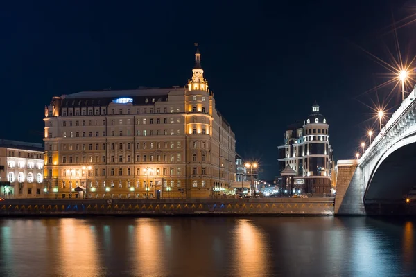 Vista para o aterro do rio Moscou e hotel Baltschug na noite — Fotografia de Stock