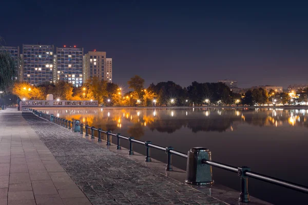 Visa på banvall dammen nära museum estate Ostankino i natt, Moskva — Stockfoto
