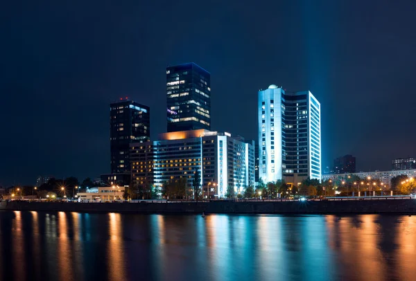 Natt syn på Moskva World Trade Center från bridge med reflektioner på vatten — Stockfoto