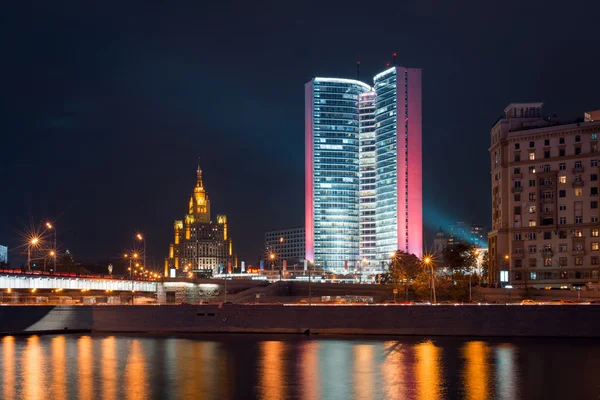 Vista de outro lado do rio para o Edifício do Governo de Moscovo com a Ponte Novoarbatsky durante a noite — Fotografia de Stock