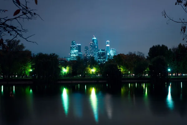 Vista sobre International Moscow City Business Center à noite de outra margem da lagoa — Fotografia de Stock