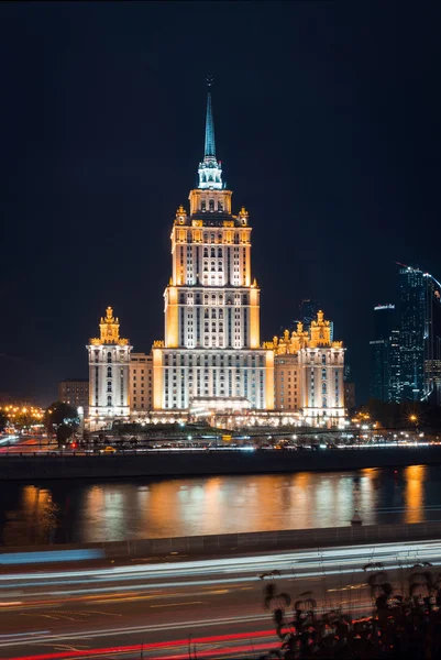 Vue de nuit sur hillock hôtel Ukraine d'un autre côté de la rivière de remblai — Photo